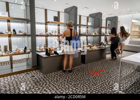 Shopper stöbern stark ermäßigten Waren, bis zu 70% Rabatt, in der Schließung Neiman Marcus Store in Hudson Yards in New York am Freitag, 21. August 2020. In Konkurs, Neiman Marcus räumt ihren Standort in Hudson Yards, wo es der Ankermieter ist. (© Richard B. Levine) Stockfoto