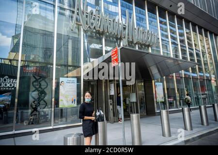 Shopper stöbern stark ermäßigten Waren, bis zu 70% Rabatt, in der Schließung Neiman Marcus Store in Hudson Yards in New York am Freitag, 21. August 2020. In Konkurs, Neiman Marcus räumt ihren Standort in Hudson Yards, wo es der Ankermieter ist. (© Richard B. Levine) Stockfoto