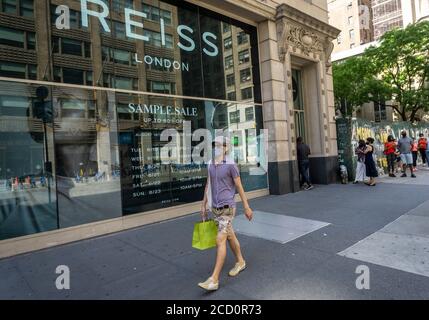 Anspruchsvolle Käufer stehen am Dienstag, den 18. August 2020, außerhalb des 260 Sample Sale Outlet in New York an, um stark reduzierte Reiss Designer-Kleidung und Accessoires zu kaufen. (© Richard B. Levine) Stockfoto