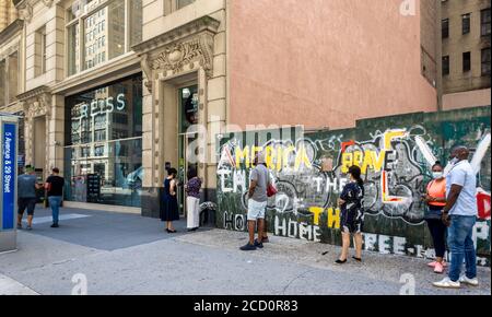 Anspruchsvolle Käufer stehen am Dienstag, den 18. August 2020, außerhalb des 260 Sample Sale Outlet in New York an, um stark reduzierte Reiss Designer-Kleidung und Accessoires zu kaufen. (© Richard B. Levine) Stockfoto