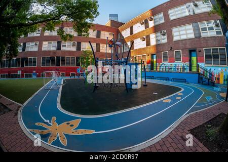 Der geschlossene Spielplatz von PS33 im Chelsea-Viertel von New York am Mittwoch, 19. August 2020. Die UFT und eine Reihe von Schuldirektoren fordern, dass New York die Schulen nicht nach dem bestehenden Plan des Bürgermeisters und des Schulkanzlers wiedereröffnet. Die Lehrergewerkschaft hat mit einem Streik gedroht, wenn die von ihnen vorgeschlagenen Sicherheitskriterien nicht angenommen werden. (© Richard B. Levine) Stockfoto