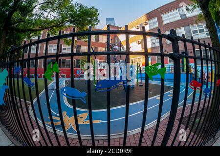 Der geschlossene Spielplatz von PS33 im Chelsea-Viertel von New York am Mittwoch, 19. August 2020. Die UFT und eine Reihe von Schuldirektoren fordern, dass New York die Schulen nicht nach dem bestehenden Plan des Bürgermeisters und des Schulkanzlers wiedereröffnet. Die Lehrergewerkschaft hat mit einem Streik gedroht, wenn die von ihnen vorgeschlagenen Sicherheitskriterien nicht angenommen werden. (© Richard B. Levine) Stockfoto