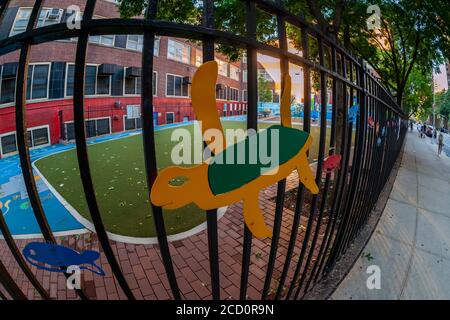 Der geschlossene Spielplatz von PS33 im Chelsea-Viertel von New York am Mittwoch, 19. August 2020. Die UFT und eine Reihe von Schuldirektoren fordern, dass New York die Schulen nicht nach dem bestehenden Plan des Bürgermeisters und des Schulkanzlers wiedereröffnet. Die Lehrergewerkschaft hat mit einem Streik gedroht, wenn die von ihnen vorgeschlagenen Sicherheitskriterien nicht angenommen werden. (© Richard B. Levine) Stockfoto