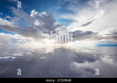 Reflexion während der Regenzeit (Dezember-Februar) in Salar de Uyuni, der größten Salzflachanlage der Welt; Abteilung Potosi, Bolivien Stockfoto