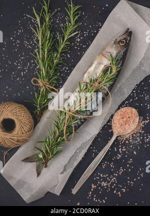 Frische rohe Makrele. Gesundes mediterranes Essen und Diät-Konzept, Draufsicht, Flat Lay. Stockfoto