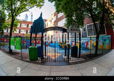 Der geschlossene Spielplatz von PS33 im Chelsea-Viertel von New York am Mittwoch, 19. August 2020. Die UFT und eine Reihe von Schuldirektoren fordern, dass New York die Schulen nicht nach dem bestehenden Plan des Bürgermeisters und des Schulkanzlers wiedereröffnet. Die Lehrergewerkschaft hat mit einem Streik gedroht, wenn die von ihnen vorgeschlagenen Sicherheitskriterien nicht angenommen werden. (© Richard B. Levine) Stockfoto