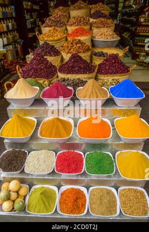 Gewürze zu verkaufen, Scharia el Souk (Bazaar); Assuan, Ägypten Stockfoto