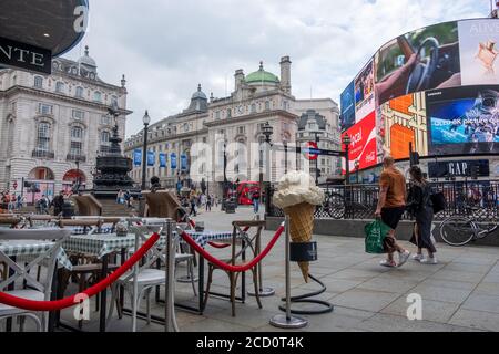 London - August 2020: Ruhige Londoner Straßenszene am Piccadilly Circus, fast leer wegen der Auswirkungen des Coronavirus Stockfoto