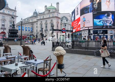 London - August 2020: Ruhige Londoner Straßenszene am Piccadilly Circus, fast leer wegen der Auswirkungen des Coronavirus Stockfoto