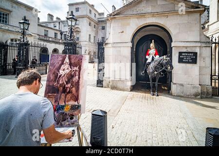 London - EIN Mann, der eine Szene in der Horse Guard Barracks malt, eine beliebte Touristenattraktion in Whitehall, London. Stockfoto
