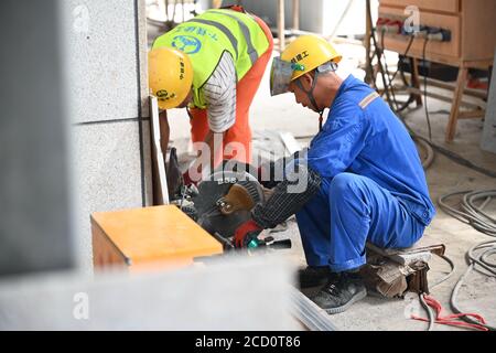 Fuzhou. August 2020. Am 25. August 2020 arbeiten Arbeiter auf der Baustelle des Bahnhofs Pingtan in der südöstlichen Provinz Fujian. Als wichtiger Teil der Fuzhou-Pingtan-Eisenbahn wird die Pingtan Strait Road-Rail Bridge in den letzten Tagen statischen Belastungstests unterzogen. Mit einer Länge von 88 Kilometern und einer Geschwindigkeit von 200 Stundenkilometern soll die Fuzhou-Pingtan-Bahn bis Ende 2020 in Betrieb genommen werden. Quelle: Lin Shanchuan/Xinhua/Alamy Live News Stockfoto