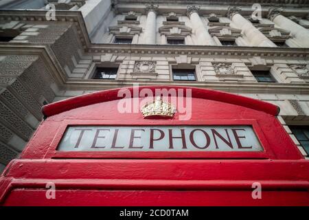 Eine rote Londoner Telefonzelle vor dem Regierungsgebäude in Whitehall, London Stockfoto