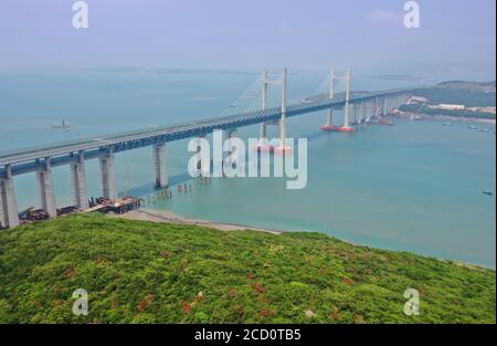 Fuzhou. August 2020. Luftaufnahme vom 25. August 2020 zeigt die Pingtan Strait Road-Rail Bridge in der südöstlichen Provinz Fujian in China. Als wichtiger Teil der Fuzhou-Pingtan-Eisenbahn wird die Pingtan Strait Road-Rail Bridge in den letzten Tagen statischen Belastungstests unterzogen. Mit einer Länge von 88 Kilometern und einer Geschwindigkeit von 200 Stundenkilometern soll die Fuzhou-Pingtan-Bahn bis Ende 2020 in Betrieb genommen werden. Quelle: Lin Shanchuan/Xinhua/Alamy Live News Stockfoto