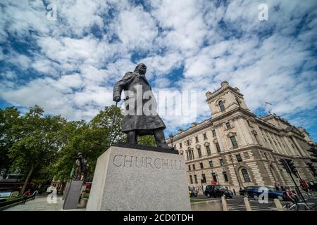 London - Winston Churchill Statue - prominenter britischer Premierminister des 2. Weltkrieges - auf dem Parlament Platz in Westminster Stockfoto