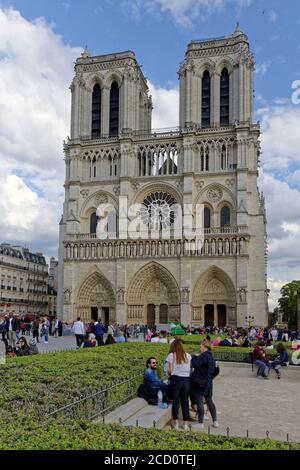 Paris, Frankreich,April,2,2017:Gotische katholische Kathedrale Notre-Dame de Paris, mit Touristen und Menschen. Ist eine der größten und bekanntesten Kirchen in Stockfoto