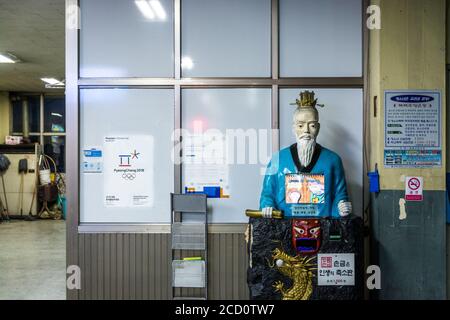 Daegu, Südkorea - EIN Wahrsager, oder Palmleser Maschine in Form von alten Asketen. Altes Interieur der Daegu Bukbu Intercity Bushaltestelle. Stockfoto