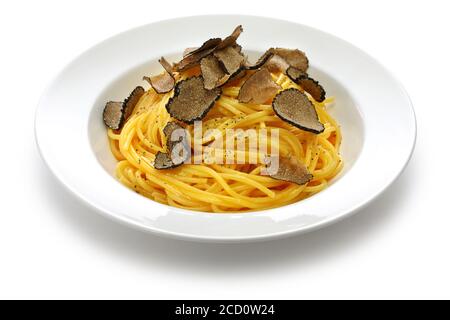 carbonara Spaghetti mit frischen schwarzen Trüffeln isoliert auf weißem Hintergrund Stockfoto