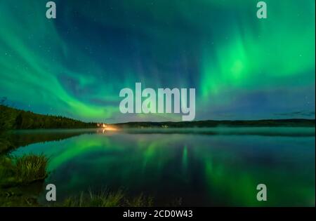 Leuchtend grüne aurora reflektiert auf Birch Lake, Innere Alaska im Herbst; Fairbanks, Alaska, Vereinigte Staaten von Amerika Stockfoto