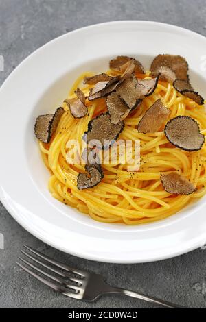 carbonara Spaghetti mit frischem schwarzen Trüffel Stockfoto