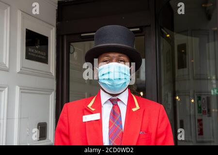 Windsor, Berkshire, Großbritannien - 25. August 2020. Matthew, der Portier im Macdonald Windsor Hotel, freut sich, wieder bei der Arbeit zu sein, da das Hotel nach der Coronavirus-Sperre wieder für Geschäftsreisende geöffnet wurde. Quelle: Maureen McLean/Alamy Live News Stockfoto