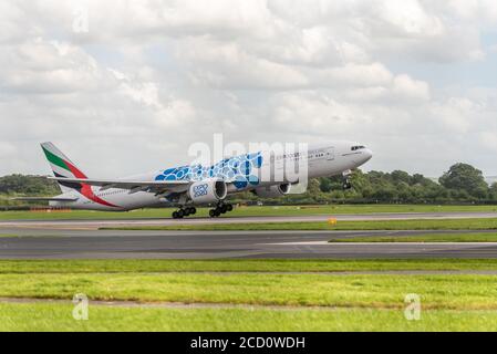 MANCHESTER UK, AUGUST 20 2020: Emirates Airlines Boeing 777-31H(er) Flug EK18 nach Dubai, VAE, ist dokumentiert Start von der Startbahn 23R. Stockfoto