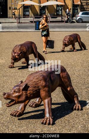 Florenz, Italien. August 2020. Eine neue Skulptureninstallation des chinesischen Künstlers Liu Ruowang auf der Piazza del Palazzo Pitti - „die Wölfe auf dem Weg“, ist dank der Zusammenarbeit zwischen der Gemeinde Florenz und den Uffizien möglich und wird bis zum 2. November zu sehen sein. Besucher kehren zurück, um die verschiedenen Sehenswürdigkeiten der historischen Stadt Florenz nach der Lockerung des Coronavirus (covid 19) Reisebeschränkungen zu sehen. Kredit: Guy Bell/Alamy Live Nachrichten Stockfoto