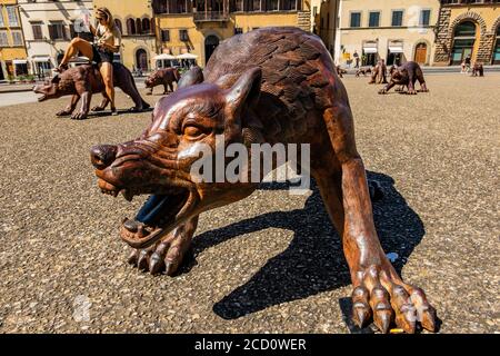 Florenz, Italien. August 2020. Eine neue Skulptureninstallation des chinesischen Künstlers Liu Ruowang auf der Piazza del Palazzo Pitti - „die Wölfe auf dem Weg“, ist dank der Zusammenarbeit zwischen der Gemeinde Florenz und den Uffizien möglich und wird bis zum 2. November zu sehen sein. Besucher kehren zurück, um die verschiedenen Sehenswürdigkeiten der historischen Stadt Florenz nach der Lockerung des Coronavirus (covid 19) Reisebeschränkungen zu sehen. Kredit: Guy Bell/Alamy Live Nachrichten Stockfoto