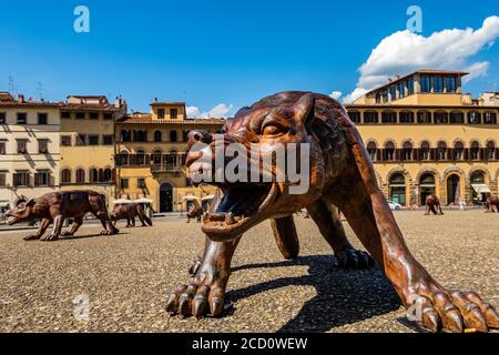 Florenz, Italien. August 2020. Eine neue Skulptureninstallation des chinesischen Künstlers Liu Ruowang auf der Piazza del Palazzo Pitti - „die Wölfe auf dem Weg“, ist dank der Zusammenarbeit zwischen der Gemeinde Florenz und den Uffizien möglich und wird bis zum 2. November zu sehen sein. Besucher kehren zurück, um die verschiedenen Sehenswürdigkeiten der historischen Stadt Florenz nach der Lockerung des Coronavirus (covid 19) Reisebeschränkungen zu sehen. Kredit: Guy Bell/Alamy Live Nachrichten Stockfoto