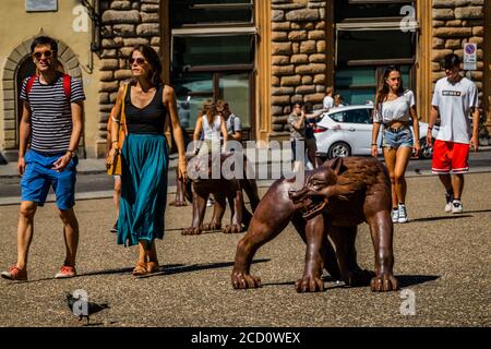 Florenz, Italien. August 2020. Eine neue Skulptureninstallation des chinesischen Künstlers Liu Ruowang auf der Piazza del Palazzo Pitti - „die Wölfe auf dem Weg“, ist dank der Zusammenarbeit zwischen der Gemeinde Florenz und den Uffizien möglich und wird bis zum 2. November zu sehen sein. Besucher kehren zurück, um die verschiedenen Sehenswürdigkeiten der historischen Stadt Florenz nach der Lockerung des Coronavirus (covid 19) Reisebeschränkungen zu sehen. Kredit: Guy Bell/Alamy Live Nachrichten Stockfoto