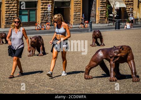 Florenz, Italien. August 2020. Eine neue Skulptureninstallation des chinesischen Künstlers Liu Ruowang auf der Piazza del Palazzo Pitti - „die Wölfe auf dem Weg“, ist dank der Zusammenarbeit zwischen der Gemeinde Florenz und den Uffizien möglich und wird bis zum 2. November zu sehen sein. Besucher kehren zurück, um die verschiedenen Sehenswürdigkeiten der historischen Stadt Florenz nach der Lockerung des Coronavirus (covid 19) Reisebeschränkungen zu sehen. Kredit: Guy Bell/Alamy Live Nachrichten Stockfoto