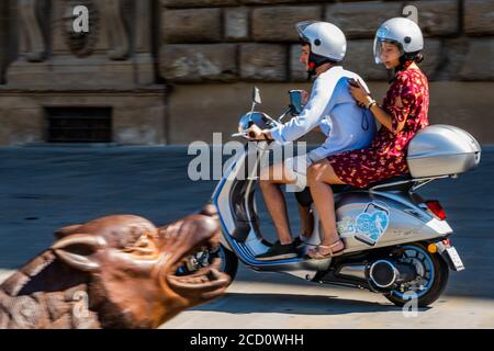 Florenz, Italien. August 2020. Eine neue Skulptureninstallation des chinesischen Künstlers Liu Ruowang auf der Piazza del Palazzo Pitti - „die Wölfe auf dem Weg“, ist dank der Zusammenarbeit zwischen der Gemeinde Florenz und den Uffizien möglich und wird bis zum 2. November zu sehen sein. Besucher kehren zurück, um die verschiedenen Sehenswürdigkeiten der historischen Stadt Florenz nach der Lockerung des Coronavirus (covid 19) Reisebeschränkungen zu sehen. Kredit: Guy Bell/Alamy Live Nachrichten Stockfoto