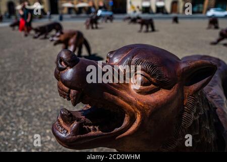 Florenz, Italien. August 2020. Eine neue Skulptureninstallation des chinesischen Künstlers Liu Ruowang auf der Piazza del Palazzo Pitti - „die Wölfe auf dem Weg“, ist dank der Zusammenarbeit zwischen der Gemeinde Florenz und den Uffizien möglich und wird bis zum 2. November zu sehen sein. Besucher kehren zurück, um die verschiedenen Sehenswürdigkeiten der historischen Stadt Florenz nach der Lockerung des Coronavirus (covid 19) Reisebeschränkungen zu sehen. Kredit: Guy Bell/Alamy Live Nachrichten Stockfoto