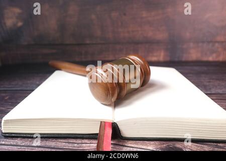 Nahaufnahme des Gavels auf einem offenen Buch mit Kopie Platz Stockfoto