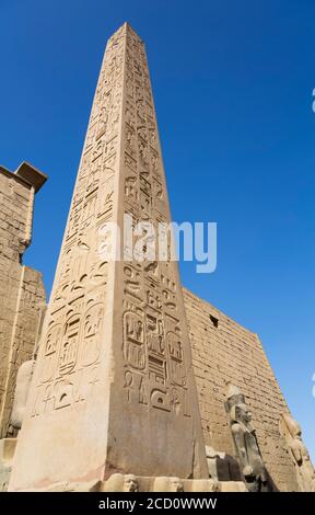 Obelisk, Kolosse von Ramses II vor dem Pylon, Obelisk, Luxor Tempel, UNESCO-Weltkulturerbe; Luxor, Ägypten Stockfoto