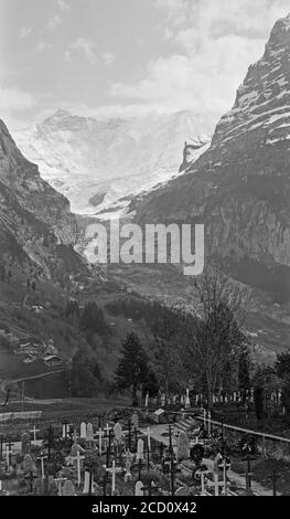 Vintage Schwarz-Weiß-Fotografie der 1920er Jahre mit dem Niederen Grindelwald Gletscher und dem Finsteraarjoch in der Schweiz. Stockfoto