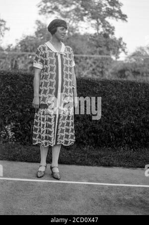 Vintage 1920er Jahre Englisch schwarz-weiß Foto zeigt eine junge Frau, draußen, posiert in modischen Kleidung des Tages. Stockfoto