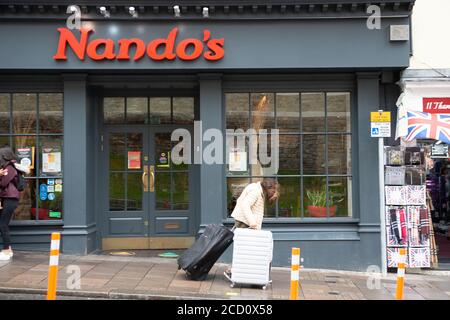 Windsor, Berkshire, Großbritannien - 25. August 2020. Eine obdachlose Dame rollt ihren weltlichen Besitz in zwei Koffern um Windsor herum. Quelle: Maureen McLean/Alamy Live News Stockfoto