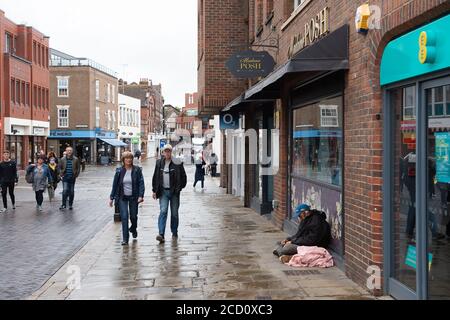 Windsor, Berkshire, Großbritannien - 25. August 2020. Ein Obdachloser sitzt vor einem geschlossenen Restaurant in Windsor. Quelle: Maureen McLean/Alamy Live News Stockfoto