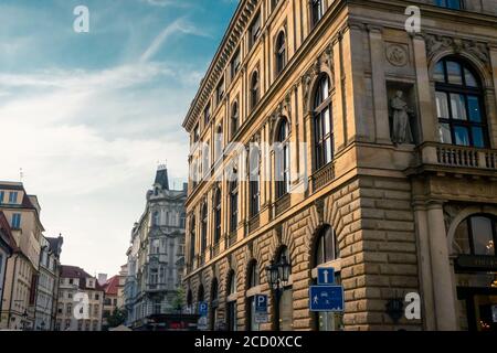 façade eines zufälligen Gebäudes in Prag Stockfoto