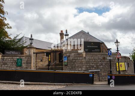 Windsor, Berkshire, Großbritannien - 25. August 2020. Besucher von Windsor werden nun feststellen, dass nach der Coronavirus-Sperre Windsor Castle dienstags und mittwochs für Besucher geschlossen ist. Quelle: Maureen McLean/Alamy Live News Stockfoto