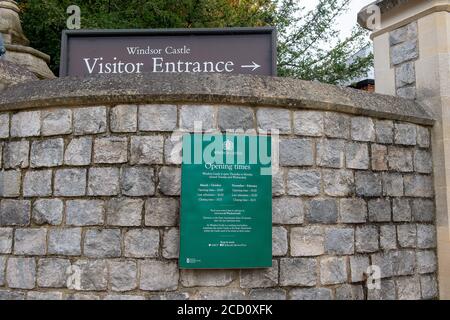 Windsor, Berkshire, Großbritannien - 25. August 2020. Besucher von Windsor werden nun feststellen, dass nach der Coronavirus-Sperre Windsor Castle dienstags und mittwochs für Besucher geschlossen ist. Quelle: Maureen McLean/Alamy Live News Stockfoto