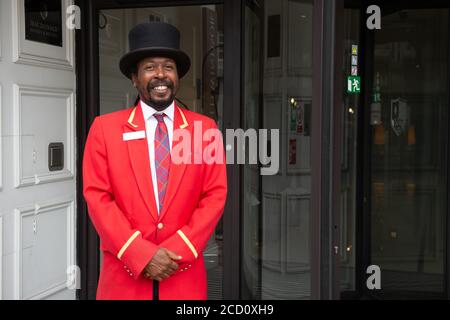 Windsor, Berkshire, Großbritannien - 25. August 2020. Matthew, der Portier im Macdonald Windsor Hotel, freut sich, wieder bei der Arbeit zu sein, da das Hotel nach der Coronavirus-Sperre wieder für Geschäftsreisende geöffnet wurde. Quelle: Maureen McLean/Alamy Live News Stockfoto