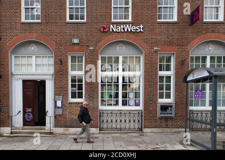 Windsor, Berkshire, Großbritannien - 25. August 2020. Die Nat West Bank wird weiterhin mit einigen Mitarbeitern arbeiten von zu Hause aus nach der Coronavirus Sperre. Quelle: Maureen McLean/Alamy Live News Stockfoto