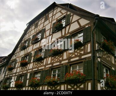 Fachwerkhaus - 'Omas Kaufhaus' von 1677 schräg von unten. Stockfoto