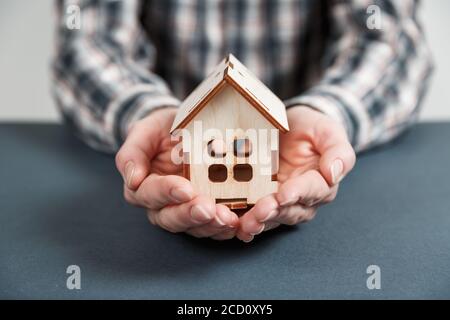 Immobilien Konzept. Kauf und Verkauf von Wohnungen. Hypothek und Zahlung von Steuern. Schuld und Darlehen. Kaufen. Haus verkauft. Makler und Immobilienmakler Servic Stockfoto