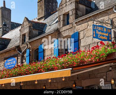 Brittany Ville Close de Concarneau Französisch alten rustikalen Alfresco Breton Steinrestaurant crêperie ‘La Port Au Vin’ mit Blumenblumen Anzeigen Ville Close de Concarneau Bretagne Finistere Frankreich Stockfoto