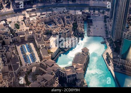 Ansicht von oben nach unten auf mehrere Gebäude in Dubai, vom Burj Khalifa aus gesehen Stockfoto