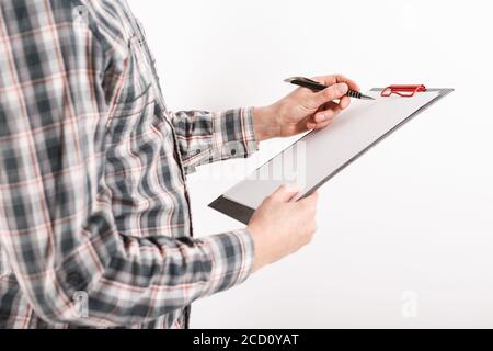 Business Mann in Anzug Holding eine Leere Zwischenablage. isoliert auf weißem Stockfoto