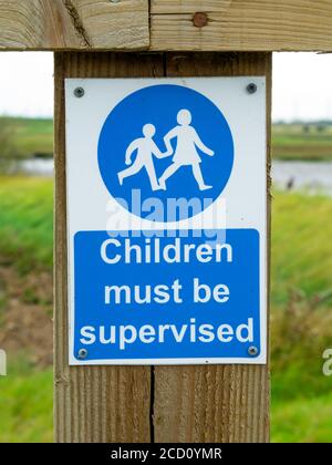 Warnhinweis Kinder müssen auf der Seal Watching Site im Teesmouth National Nature Reserve beaufsichtigt werden, Stockfoto