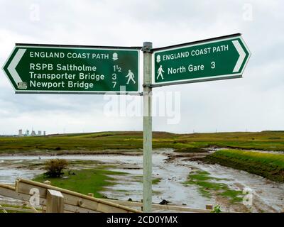 England Coast Path National Trail Wegweiser Seaton Carew, zeigt nach Westen zur RSPB Saltholme Transporter Brücke und Newprt Brücke und nach Osten zum Nordbahnhof Stockfoto